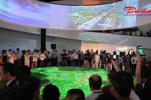 Người dân tham quan triển lãm quy hoạch Hà Nội tầm nhìn 100 năm