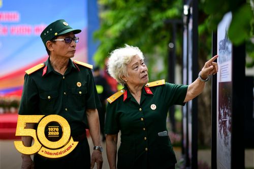 Triển lãm ảnh 50 năm TP.HCM mang tên Bác thu hút đông đảo người dân