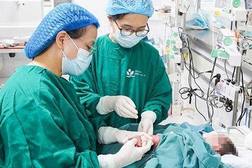 Hàng chục y bác sĩ Việt và 22 người châu Phi dốc sức cứu em bé