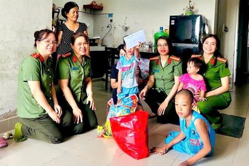 Công an phường An Khê đồng hành cùng trẻ em có hoàn cảnh khó khăn