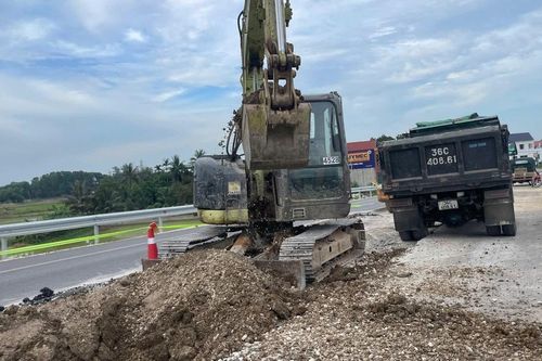 Thanh Hóa: Cầu vượt đường sắt Quốc lộ 45 sụt lún, bong tróc sau vài tháng đưa vào sử dụng