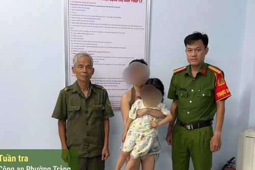 Mẹ lo làm việc nhà, bé gái 5 tuổi đi lạc giữa đêm