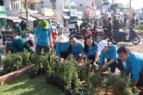 TPHCM làm đẹp môi trường, chăm lo nhân dân mừng 50 năm thành phố mang tên Bác