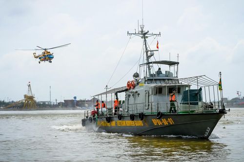Xem chiến sĩ diễn tập đu dây từ trực thăng cứu người gặp nạn trên biển Ninh Bình