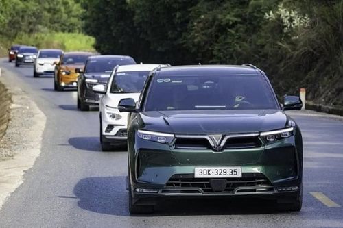 Vì sao không nên sạc đầy pin xe điện trước khi đi đường đèo dốc?