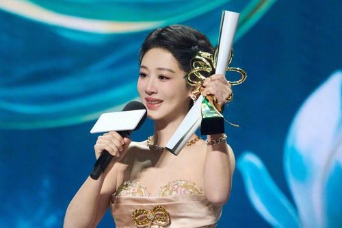 Dương Tử lộ diện sau khi đón tin vui, làm ngay hành động khiến fan ngỡ ngàng