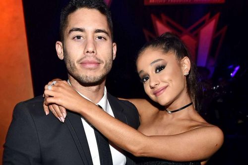 Ariana Grande đổi lời hit 'Thank U, Next' để tri ân bạn trai cũ ngay trên sân khấu