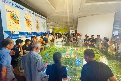 [Photostory] Người Hà Nội đổ xô đi ngắm sa bàn quy hoạch Hà Nội tầm nhìn 100 năm