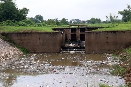 Bắc Ninh: Rác ken đặc kênh Chính qua phường Đa Mai, cần giải pháp đồng bộ