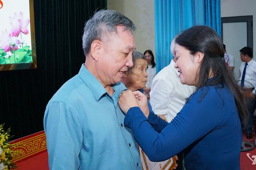 Đảng bộ xã Phú Bình: Trao Huy hiệu Đảng, công bố nghị quyết sắp xếp các xóm