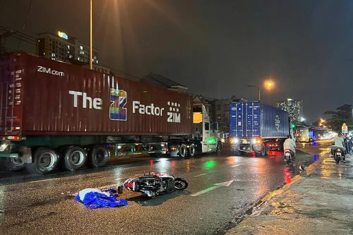 Ngã xuống đường sau va chạm xe máy, người phụ nữ bị xe container cán tử vong