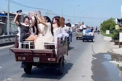 Xử phạt nhóm tài xế của đoàn xe 3 bánh chở nhiều người đưa dâu diễu phố
