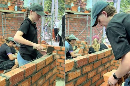 Xem du khách Tây làm phụ hồ, thợ xây ở miền Tây, dân mạng khen quá chuyên nghiệp