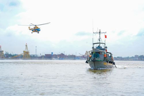 Huy động trực thăng diễn tập cứu hộ trên biển, ứng phó với siêu bão