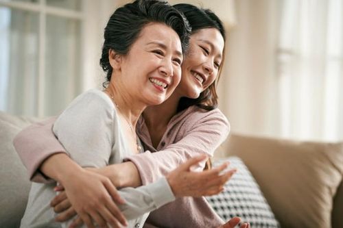 Con dâu chuyển khoản biếu tiền, người khôn ngoan hiếm khi chỉ đáp 'cảm ơn': 3 cách đáp lại giúp tình cảm thêm gắn bó