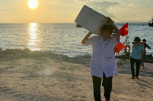 Ký sự Trường Sa: Khám sức khỏe giữa biển khơi khác biệt thế nào?