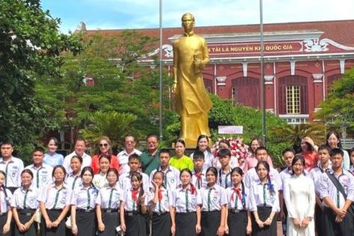 Thắm tình hữu nghị Việt Nam - Lào thông qua hoạt động giáo dục