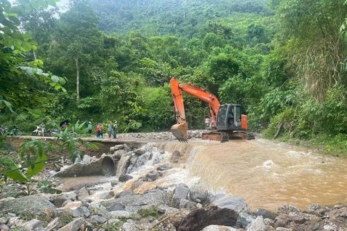 Đường vào điểm du lịch vùng cao Thái Nguyên tan hoang sau mưa lũ