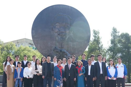 Đoàn công tác Báo Nhân Dân dâng hoa tại Tượng đài Chủ tịch Hồ Chí Minh ở Moskva