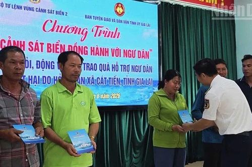 Bộ Tư lệnh Vùng Cảnh sát biển 2 thăm hỏi các gia đình ngư dân bị hỏa hoạn