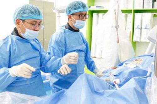 Người đàn ông 43 tuổi bất ngờ thành bệnh nhân khi đưa con đi khám