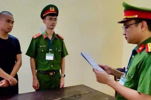 'Hô biến' hóa chất thành sữa tắm, dầu gội giả thương hiệu nổi tiếng, cặp đôi cầm đầu bị khởi tố