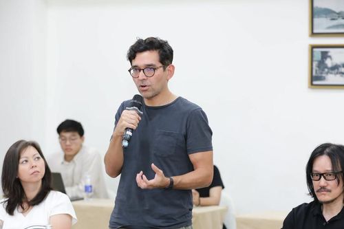 Câu chuyện ẩn sau câu chuyện
