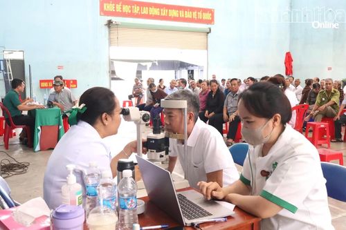Khám, tư vấn mắt miễn phí cho 250 người dân xã Cam Lâm