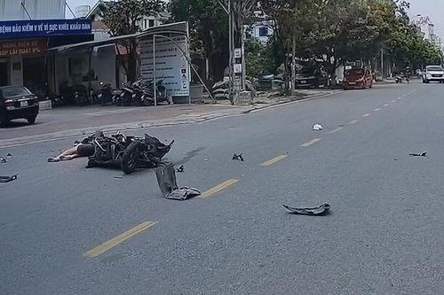 Không giảm tốc khi vào giao lộ, xe máy đâm trực diện ô tô