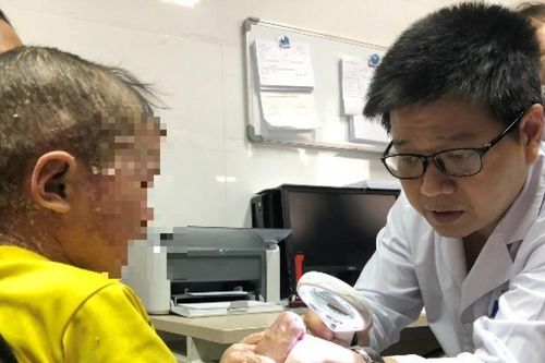 Gieo hy vọng cho những phận đời yếu thế Bài 1: Lặng thầm xoa dịu nỗi đau vảy nến
