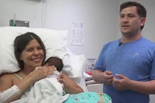 Người mẹ ôm con sống sót kỳ diệu dưới đống đổ nát ở Venezuela