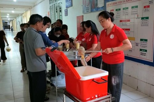 Lan tỏa yêu thương từ 'Nồi cháo nhân ái'
