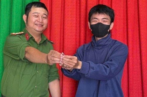 Chiếc nhẫn kim cương biến mất sau buổi mua sắm, camera hé lộ diễn biến bất ngờ