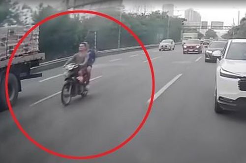 Hai người đi xe máy không đội mũ bảo hiểm lao vào đuôi xe tải trên cao tốc