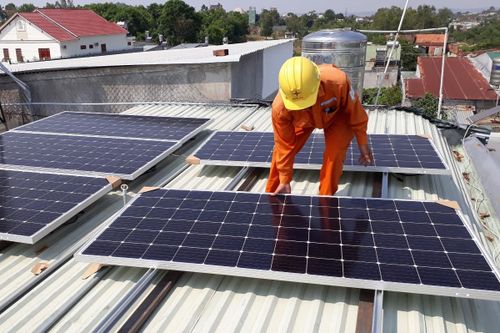 Muốn lắp điện mặt trời mái nhà tự dùng, người dân cần làm gì?