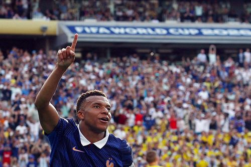 Mbappe phi thường, nhưng tuyển Pháp còn hơn thế