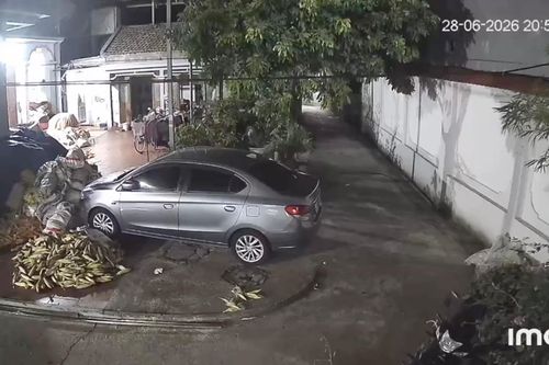 Clip tiếng sét xé trời, người dân giật mình lao ra ngoài