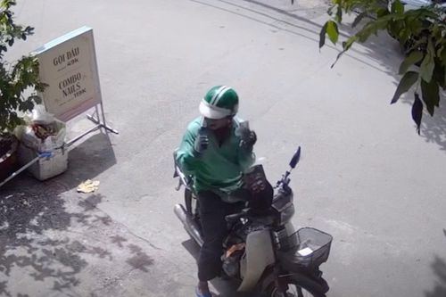 Shipper vui mừng vì được khách boa thêm 7.000 đồng giữa trưa nắng