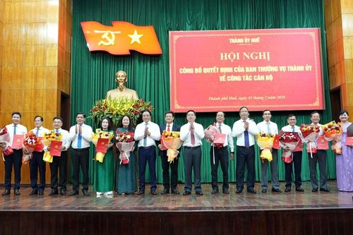 TP. Huế trao 11 quyết định điều động, bổ nhiệm cán bộ chủ chốt