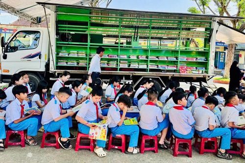 Những chuyến xe mang tri thức đến sân trường
