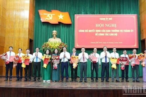 Huế công bố quyết định điều động, bổ nhiệm nhiều cán bộ chủ chốt