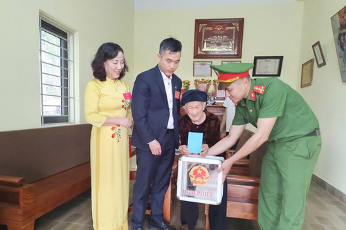 Nước mắt người mẹ sau những lần tiễn con không ngày trở lại