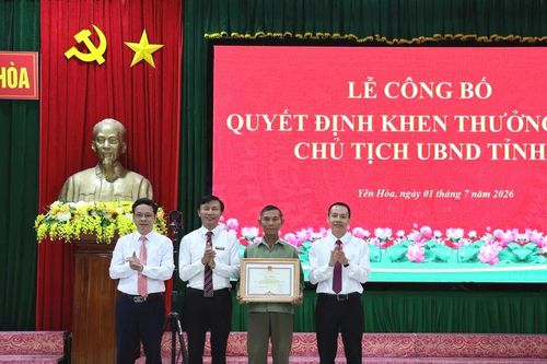 Tặng bằng khen cho người dân dũng cảm cứu người trên biển