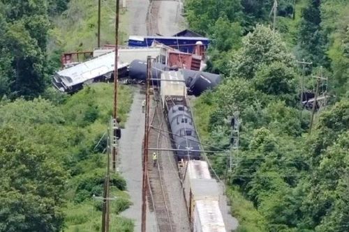 Mỹ: 13 toa tàu chở hàng chứa vật liệu nguy hiểm bị trật bánh ở Pennsylvania