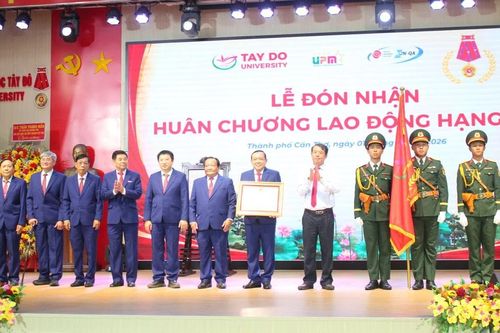 Trường Đại học Tây Đô đón nhận Huân chương Lao động hạng Nhì