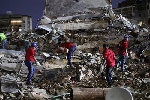 Bé trai sống sót kỳ diệu sau động đất tại Venezuela