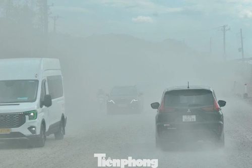 Quốc lộ 28B ở Lâm Đồng vẫn ngổn ngang, cư dân ven đường khổ vì bụi