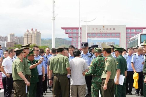 Tiếp tục bàn giao 30 đối tượng lừa đảo công nghệ cao cho Công an Trung Quốc