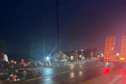 Nam sinh chạy xe máy tông trúng trâu thả rông, văng vào xe tải tử vong