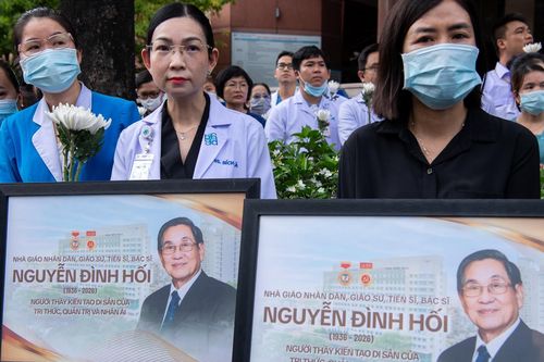 Xúc động cảnh hàng nghìn y bác sĩ, sinh viên đứng chờ tiễn biệt GS Nguyễn Đình Hối